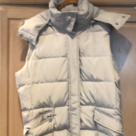 New Talbots puffer vest with hood. Womens size L - Picture 1 of 5